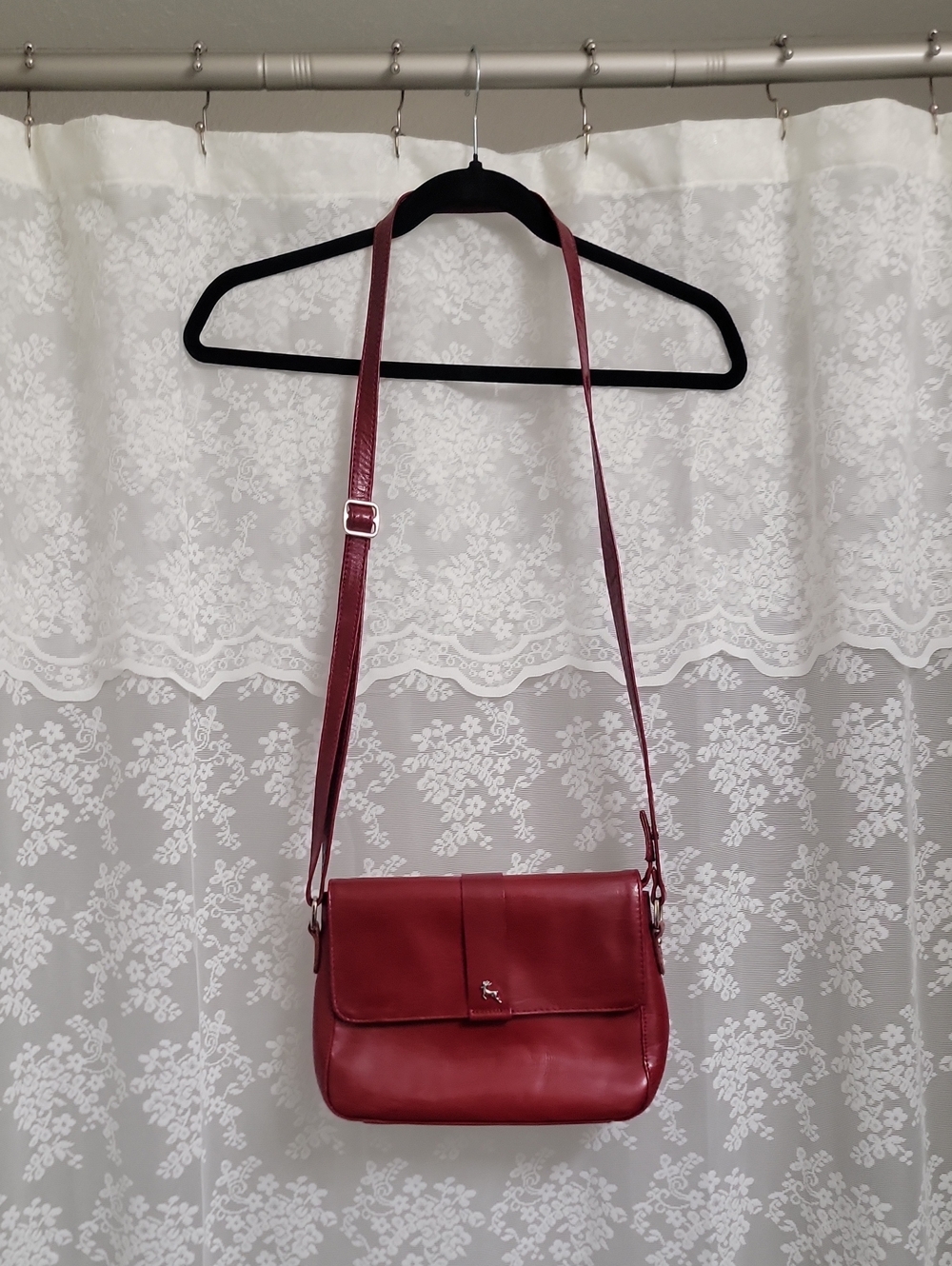 Sleek Burgundy Leather Crossbody Bag with Adjustable Strap